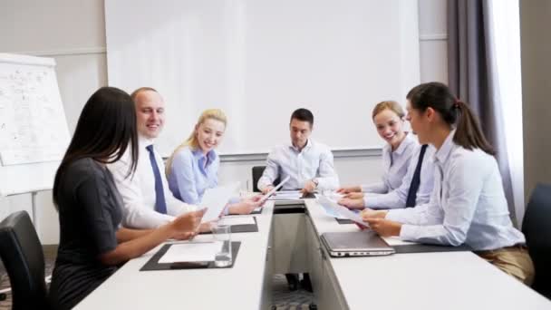 sonrientes personas de negocios reunidas en la oficina - Metraje, vídeo
