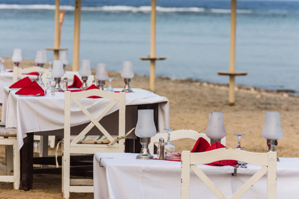 festiwalowe nakrycia stołów na plaży w pobliżu morza szczegółowy widok - Zdjęcie, obraz