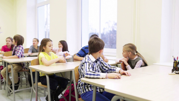 ομάδα μαθητών με στυλό, κάθεται στο σχολείο - Πλάνα, βίντεο