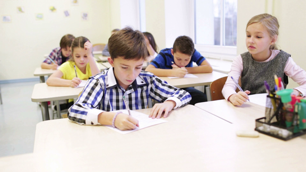 ομάδα παιδιών σχολείο εγγράφως δοκιμή στην τάξη - Πλάνα, βίντεο