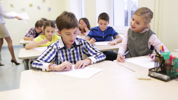 Grupo de crianças da escola teste de escrita em sala de aula
 - Filmagem, Vídeo