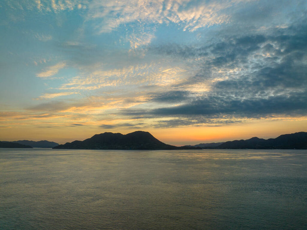Mavi saatte dağlık kıyılarda sakin denizler. Yüksek kalite fotoğraf - Fotoğraf, Görsel