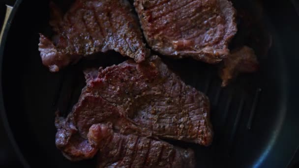 Hovězí steak s pepřem se smaží na pánvi. - Záběry, video