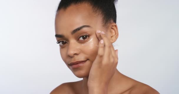Schönheit, Make-up und Gesichtskosmetik für Mädchen, die auf Gesichtspflege mit natürlicher Creme arbeiten. Schwarze Frau verwendet Gesundheits-, Wellness- und Wellness-Hautpflegeprodukt oder Creme, um Falten zu verhindern und die Jugend zu erhalten. - Filmmaterial, Video