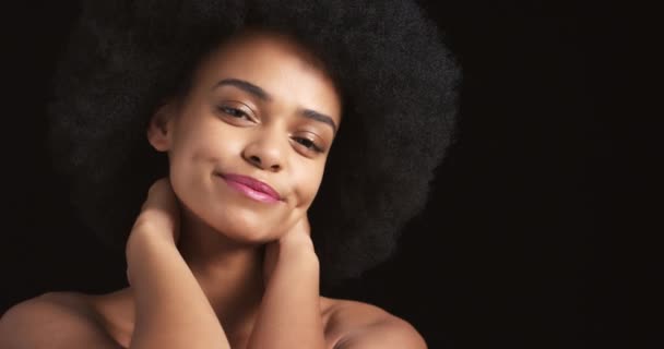 Mulher negra feliz, cuidados com a pele e beleza afro sorriso em cuidados de luxo satisfeitos contra um fundo estúdio escuro. Retrato de um rosto feminino africano em belos cosméticos e maquiagem facial na felicidade. - Filmagem, Vídeo