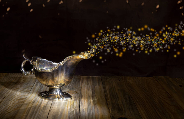 Wunschlampe auf Holztisch - Genie glitzert aus Flasche. - Foto, Bild