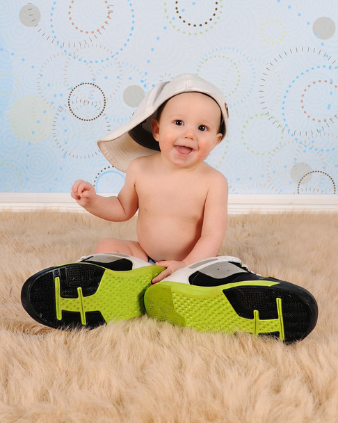 doux bébé garçon portant le chapeau et les baskets de son papa
 - Photo, image