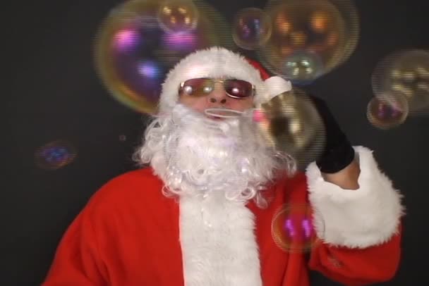 Santa starts up coap bubbles - Materiał filmowy, wideo