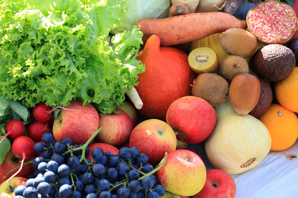 Διάφορα φρούτα και λαχανικά σε ένα πάγκο της αγοράς - Φωτογραφία, εικόνα