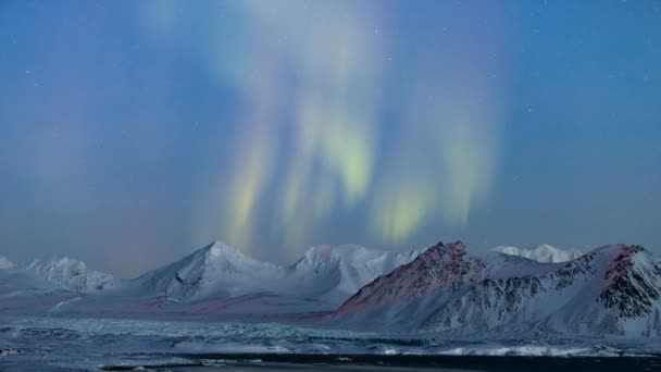 Mooie Noorderlicht over de Arctische bergen en gletsjers - Video