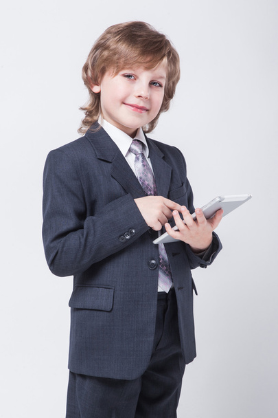 молодой успешный бизнесмен с планшетом в руках
 - Фото, изображение