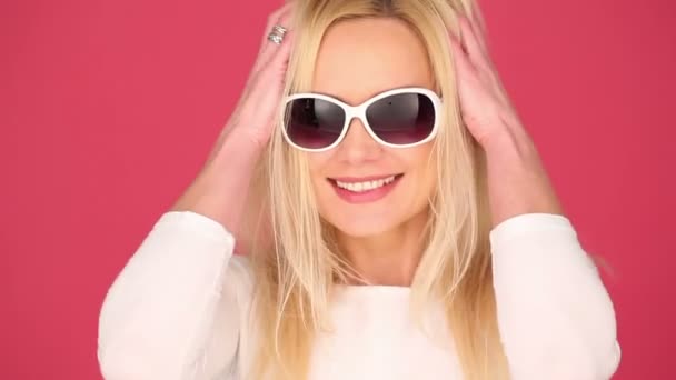 Żywy kobietę w modne okulary przeciwsłoneczne - Materiał filmowy, wideo