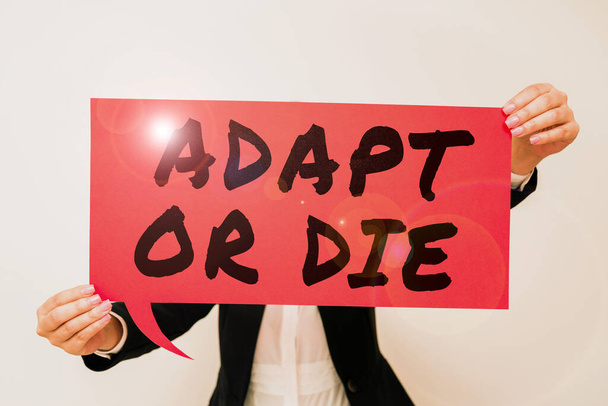 Muestra del cartel Adaptar o morir, escaparate de negocios Sé flexible a los cambios para continuar operando tu negocio - Foto, imagen