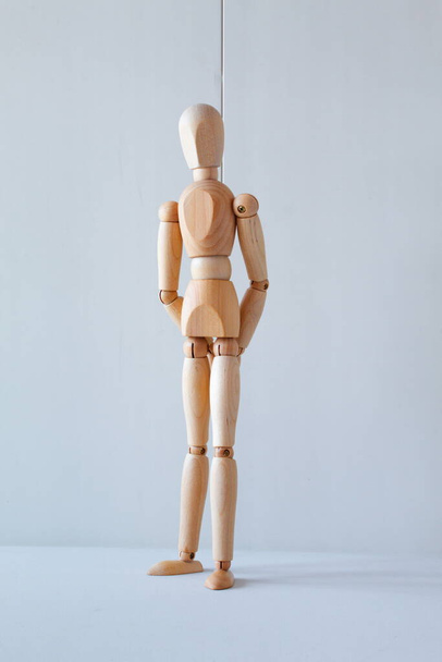 Concepto de espera para pararse o descansar en la calle con una muñeca de madera como modelo - Foto, Imagen