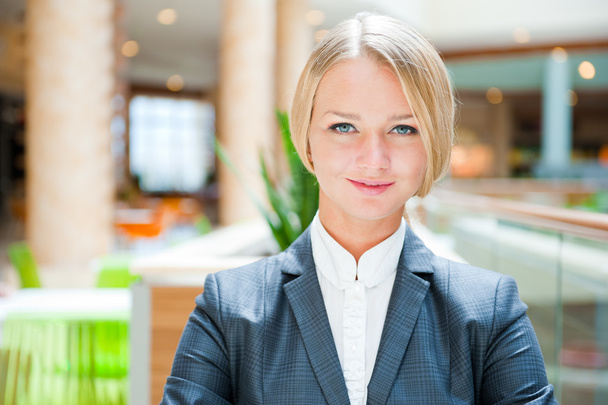 Closeup portrait of cute young business woman smiling - Foto, afbeelding