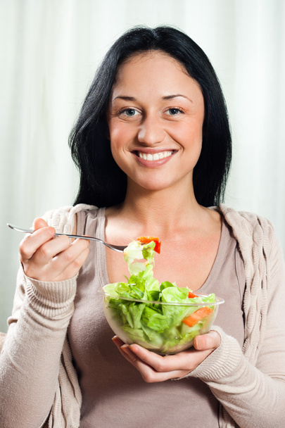salata yemek güzel bir kadın - Fotoğraf, Görsel