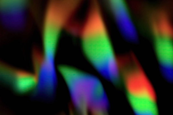 RGB kristály prizma fény diszperzió fekete alapon - Fotó, kép