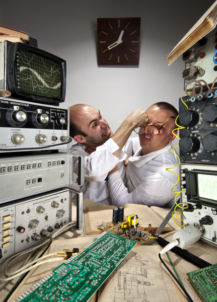 Wo cientistas engraçados lutando no laboratório
 - Foto, Imagem