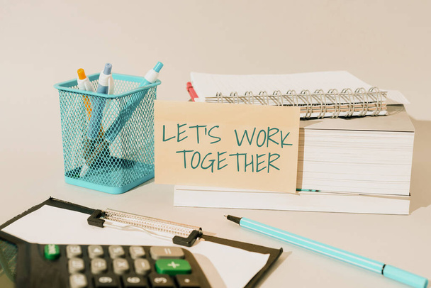 Sinal de escrita à mão Let S Is Work Together, conceito de negócio Unir e unir forças para alcançar um objetivo comum - Foto, Imagem