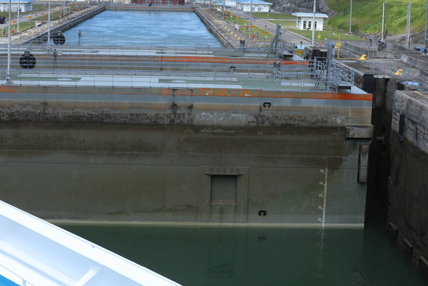 puerta de las nuevas esclusas Gatun se abre en la expansión del Canal de Panamá duplicando la cantidad de cruceros y buques portacontenedores que pueden navegar entre los océanos Atlántico y Pacífico - Foto, imagen