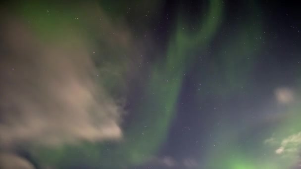 Luzes do Norte bonitas sobre as montanhas do Ártico e geleiras
 - Filmagem, Vídeo