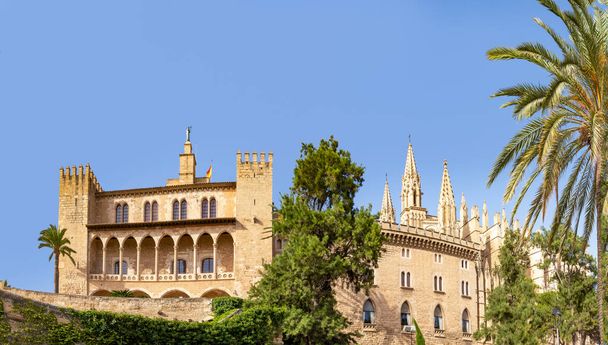 paleis in Palma de Mallorca met middeleeuwse bogen onder de blauwe hemel - Foto, afbeelding