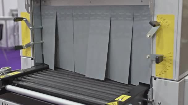Transportador de máquina de pacotes de vácuo com rolos rotativos com revestimento de silicone. Imagens 4k de alta qualidade - Filmagem, Vídeo