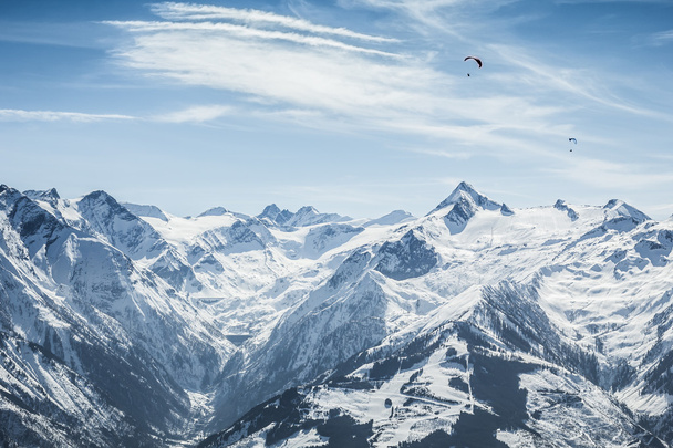 パラグライダーで美しい山の風景 - 写真・画像