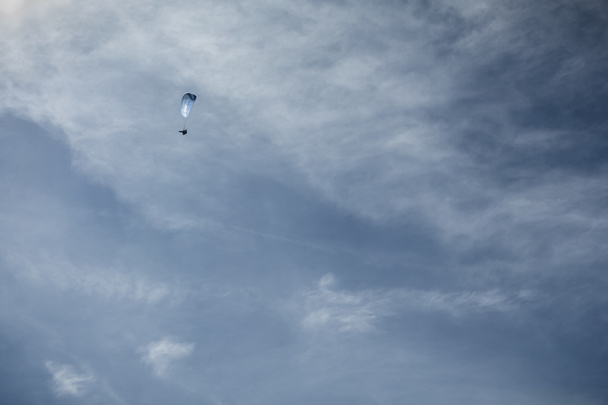 Paraglider vznáší se na modré obloze - Fotografie, Obrázek