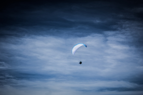 Laskuvarjohyppääjä sinisellä taivaalla - Valokuva, kuva