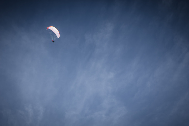 Paralotnia wznosząca się na błękitnym niebie - Zdjęcie, obraz