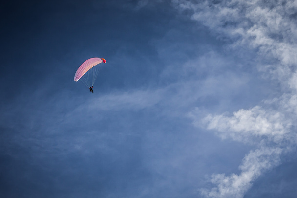 Parapendio in volo nel cielo blu - Foto, immagini
