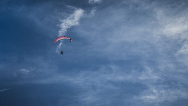 Mavi gökyüzünde süzülen paraglider - Fotoğraf, Görsel