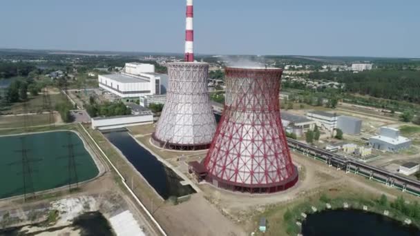 Termik santral. Harkiv. Ukrayna. CHPP-5. Havadan. Soğutma kuleleri. Yaz. Drone videosu - Video, Çekim