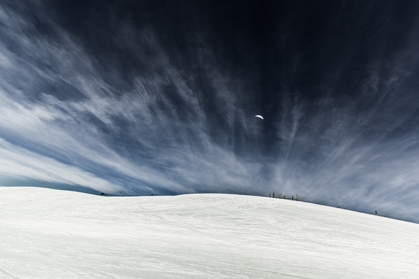 Parapente voando no belo céu
 - Foto, Imagem