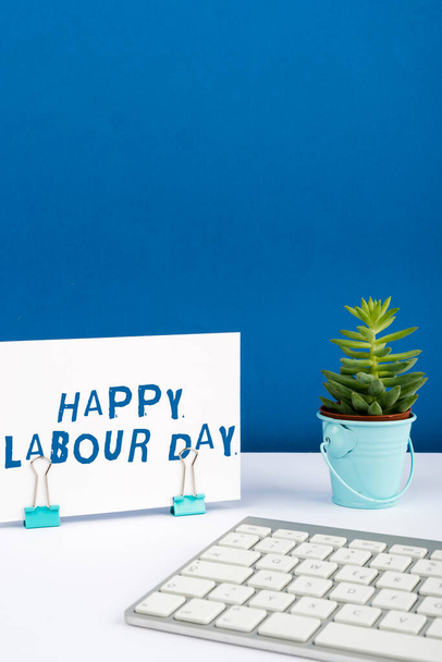 手書きのテキスト労働者の成果を祝うためにハッピー労働者の休日、労働者の成果を祝うために概念的な写真の年次休暇 - 写真・画像