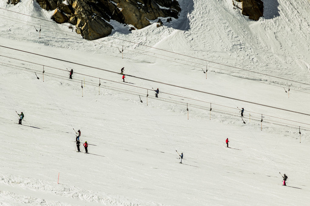 Skifahrer, die Sessellifte und Seilbahnen der Skiregion Zell am See in Österreich - Foto, Bild