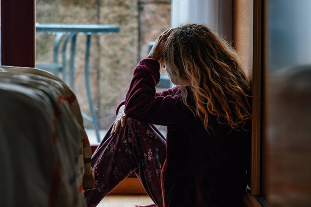žena doma s depresí, osamělostí nebo smutkem - Fotografie, Obrázek