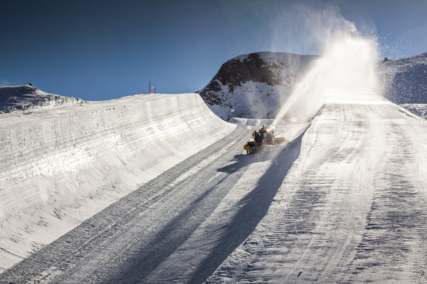 Halfpipe kuuluisa hiihtokeskus Itävallassa lumikissa työskentelevät
 - Valokuva, kuva