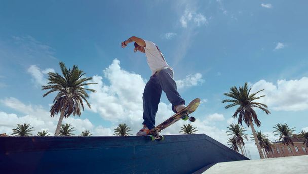 Skateboarder beim Trick im Skatepark - Foto, Bild