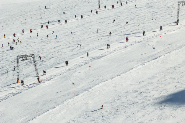 Skifahrer, die Sessellifte und Seilbahnen der Skiregion Zell am See in Österreich - Foto, Bild