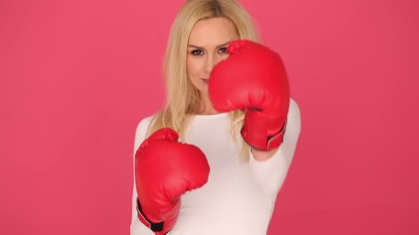 Donna Feisty indossa guanti da boxe rossi
 - Filmati, video