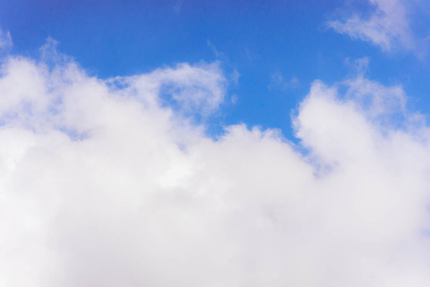Błękitne niebo z puszystymi białymi chmurami - atmosferyczne naturalne tło - Zdjęcie, obraz