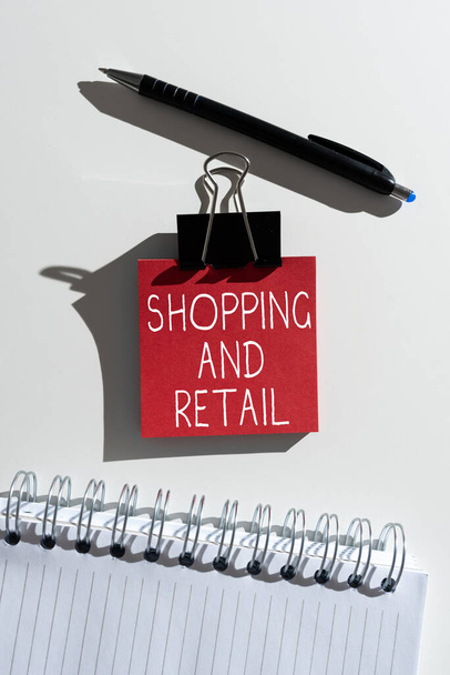 Signo de texto que muestra Compras y Retail, escaparate de negocios Proceso de venta de bienes de consumo Servicios a clientes - Foto, imagen