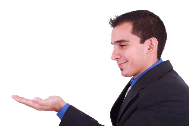 Joven adulto modelo masculino sostiene su mano plana, mostrar o mostrar algo
 - Foto, Imagen