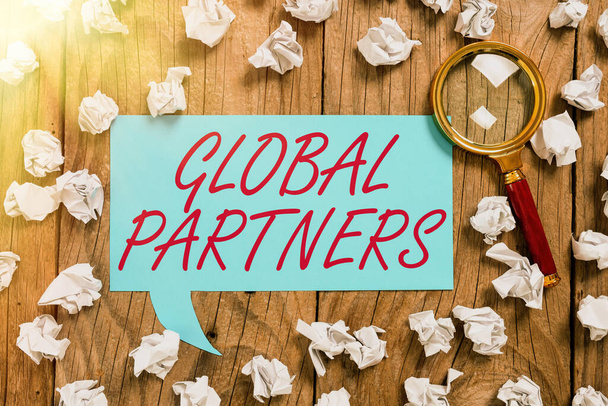 署名を示すインスピレーション｜Global Partners2つ以上の異なる国の企業がチームとして働いています。異なる国の2つ以上の企業がチームとして働いています。 - 写真・画像