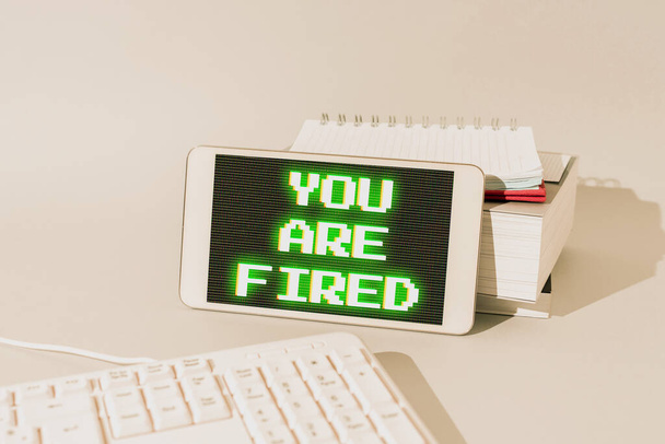 Legenda conceitual Você está demitido, Palavra escrita sobre como sair do trabalho e ficar sem emprego não terminar a carreira - Foto, Imagem