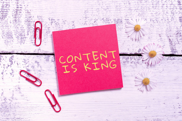Texto que mostra inspiração Conteúdo é KingO conteúdo é o coração das estratégias de marketing de hoje, Visão geral do negócio O conteúdo é o coração das estratégias de marketing de hoje - Foto, Imagem
