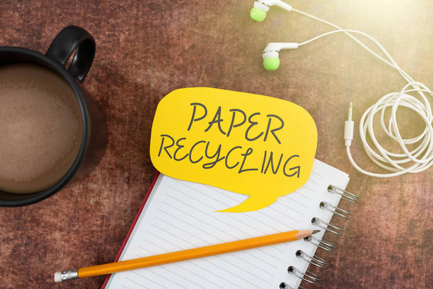 Kézírás szöveg Papír ÚjrahasznosításA papírhulladékok új módon történő felhasználása újrahasznosításukkal, Internet Concept A papírhulladékok új módon történő felhasználása újrahasznosításukkal - Fotó, kép