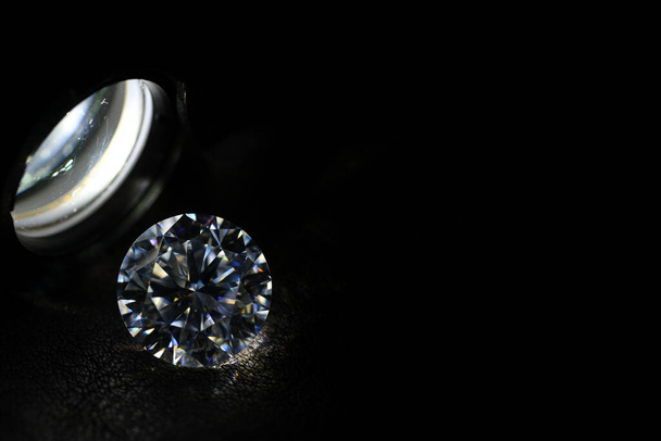 Pedras preciosas redondo cortar diamantes no fundo escuro - Foto, Imagem